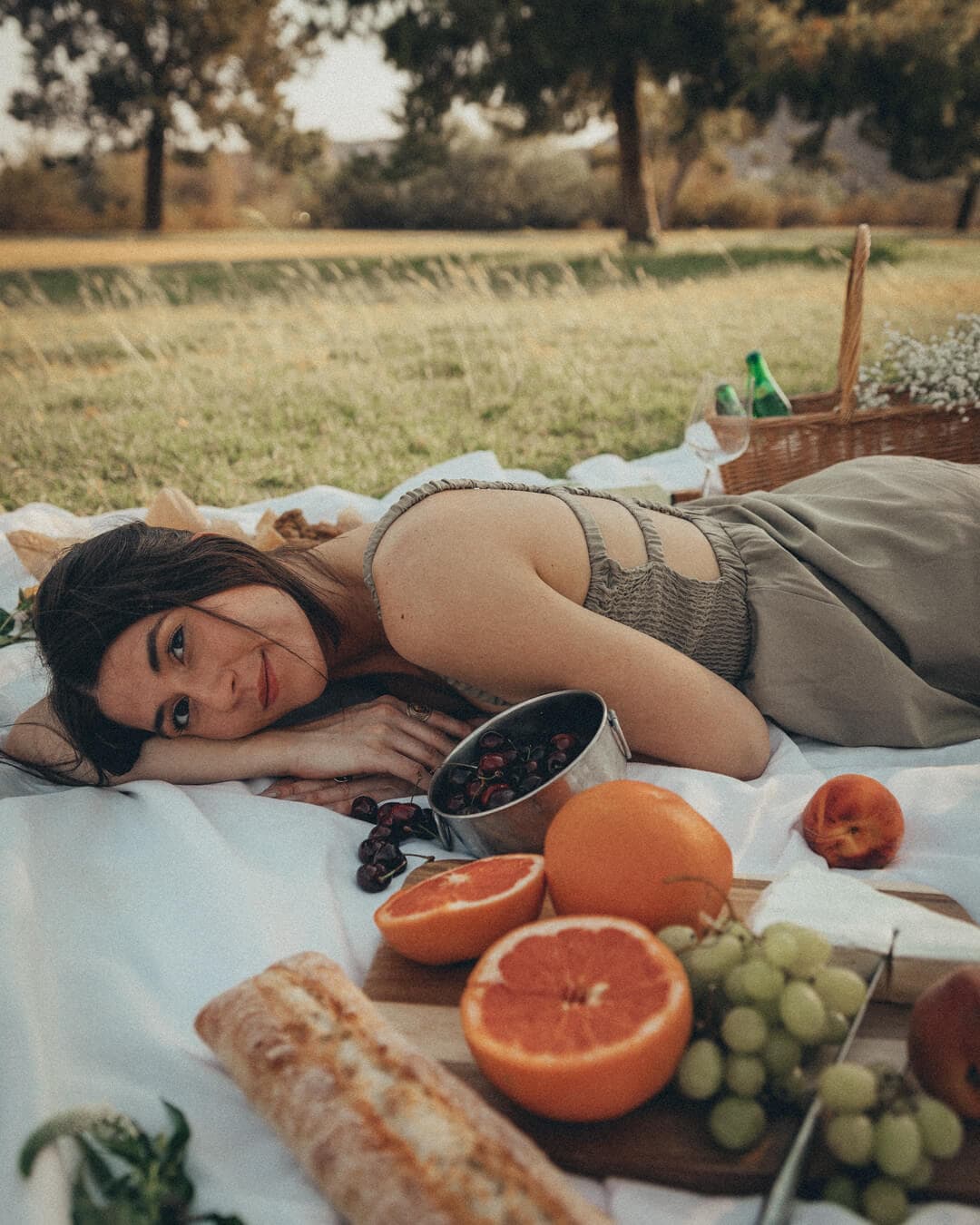 girl having an instagrammable picnic in granada park phoenix arizona