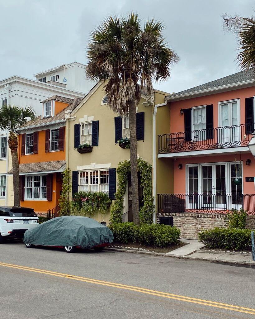pastel colored homes in the french quarter in charleston sc