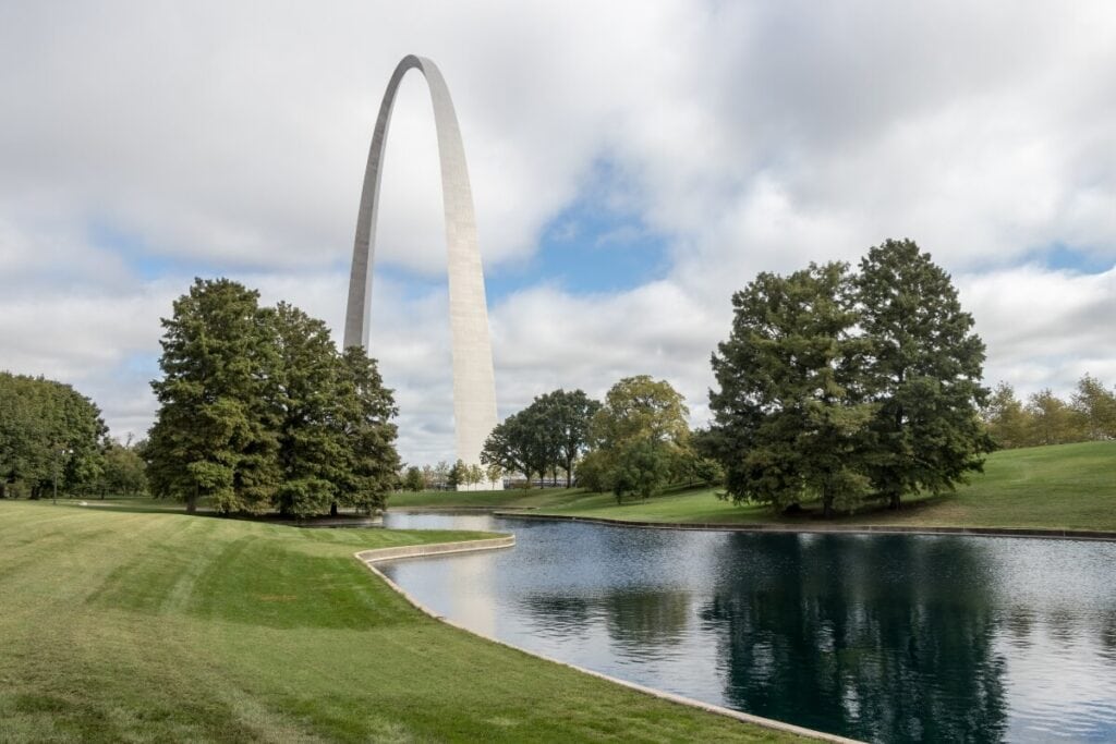 cloudy day over the arch in gateway arch national park