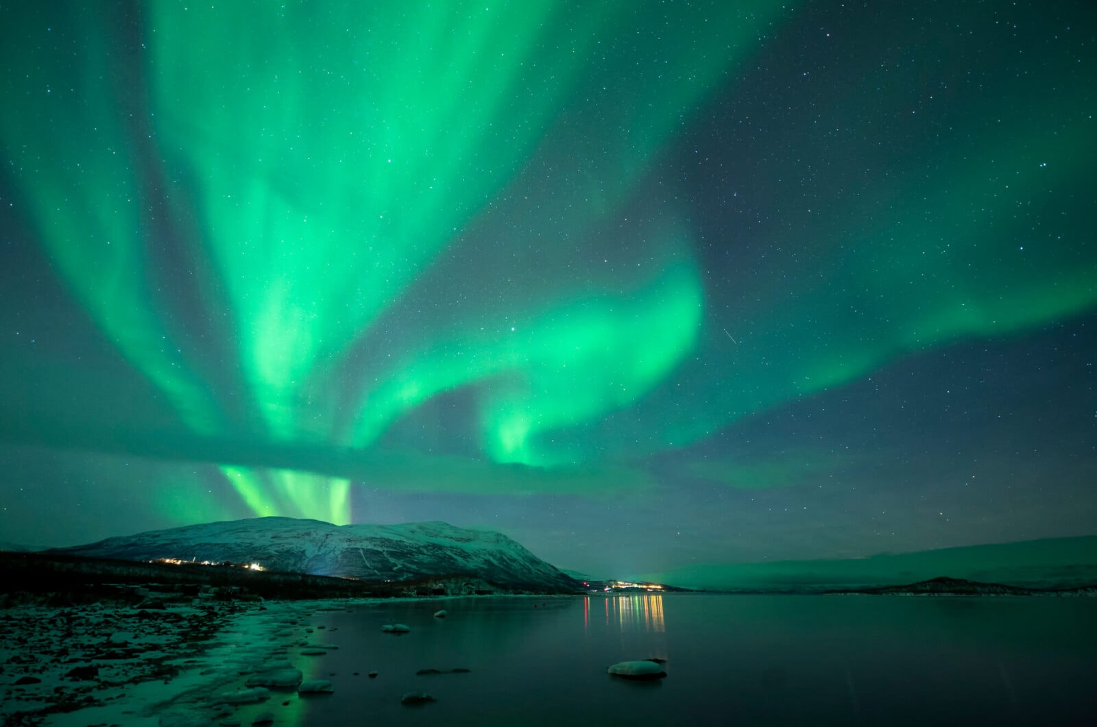 ULTIMATE Where & When To See The Northern Lights Guide - Dani The Explorer