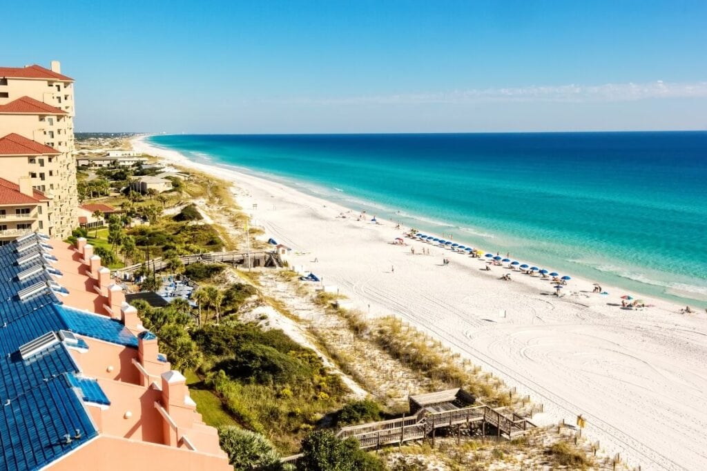 turquoise blue water along the short of destin florida 