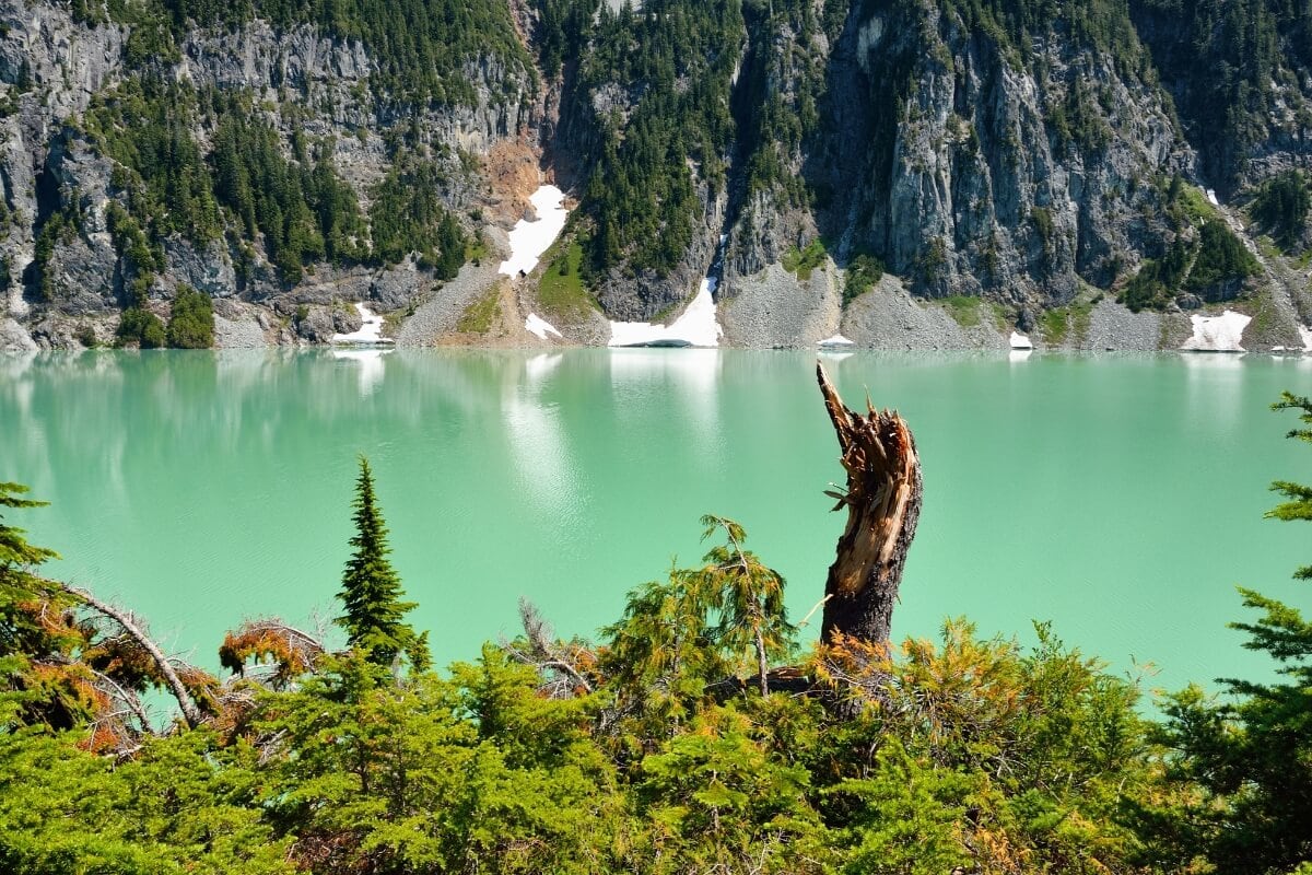 green blue waters of blanca lake alpine lake hike in washington