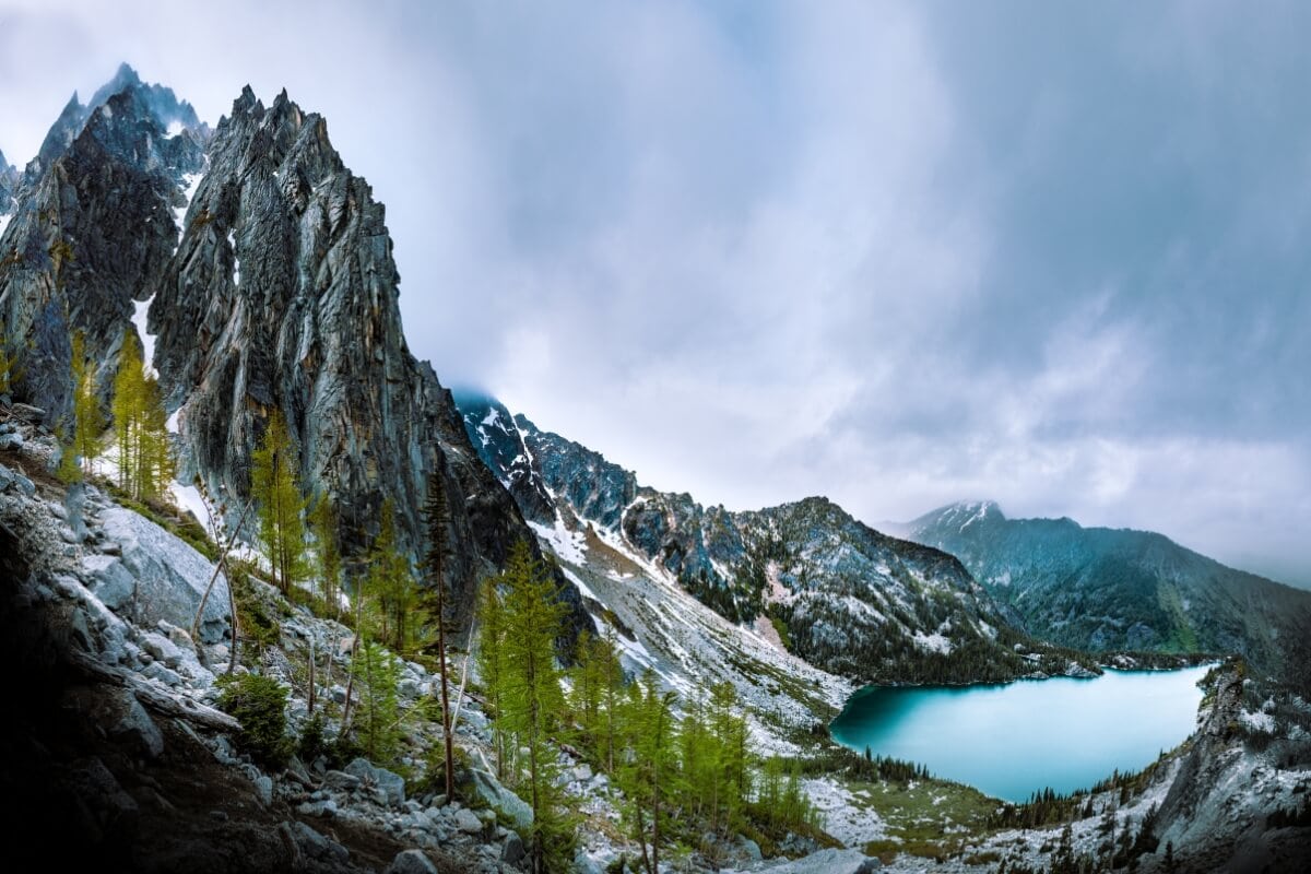 cloudy day over the alpine lake hike enchantments core washington