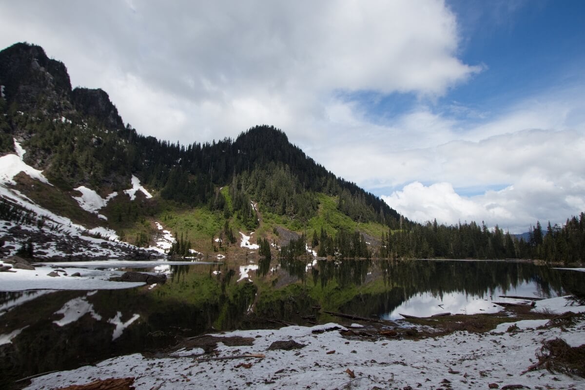 heather lake alpine lake hike in washington