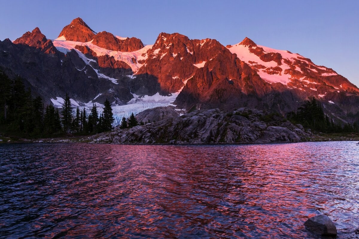 sunrise over the lake ann alpine lake hike in washington