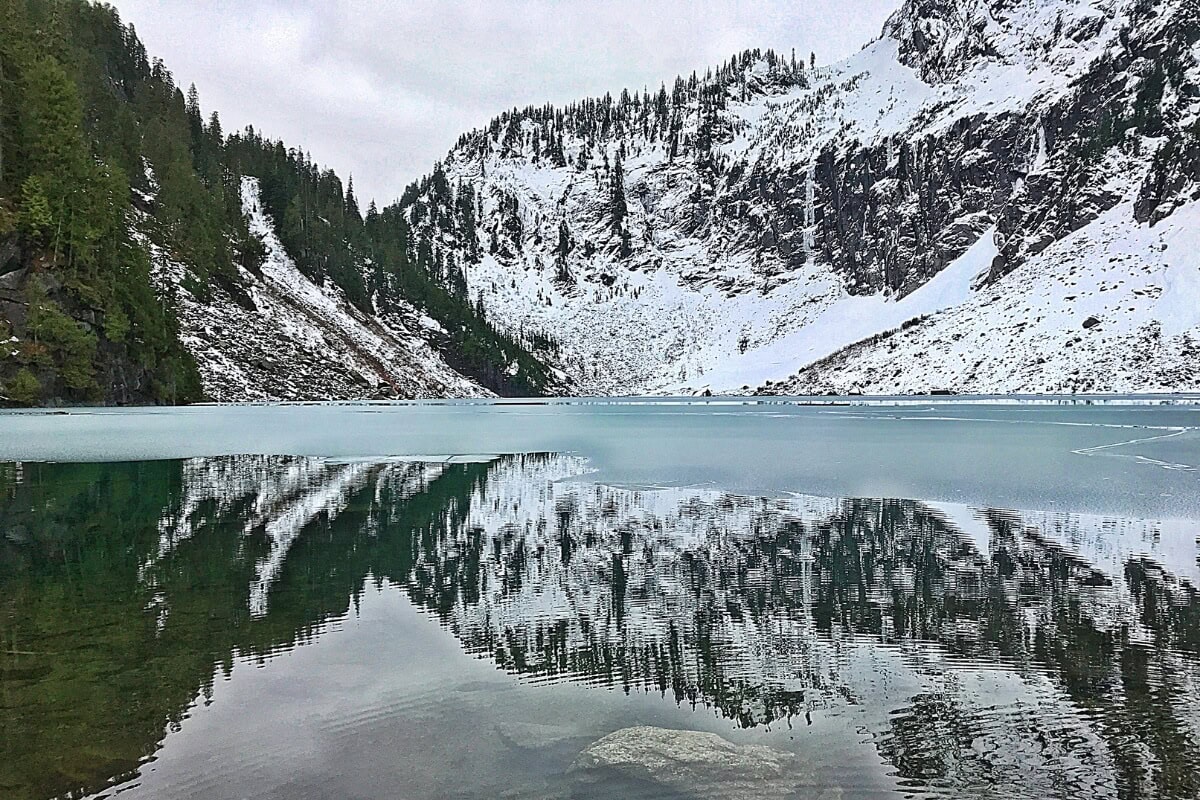 cloudy day over the lake serene alpine lake hike in washington